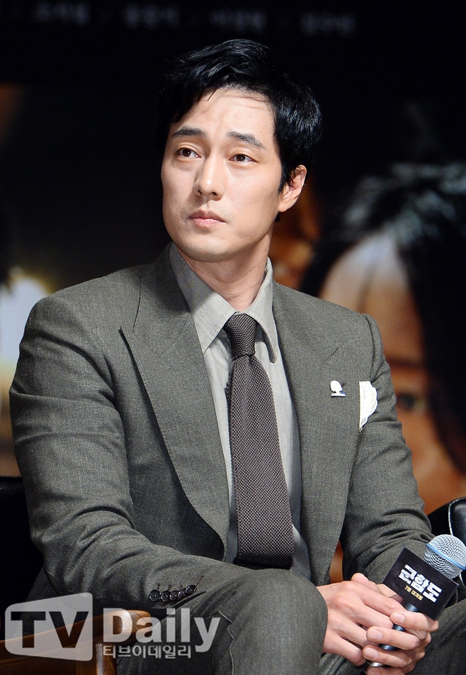 Song Joong Ki điển trai khiêm tốn, So Ji Sub nam tính trong họp báo