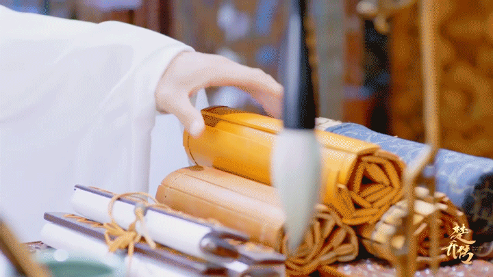 Ngoài khuôn mặt, bàn tay của 'Nguyệt công tử' Lâm Canh Tân còn khiến fan phát cuồng