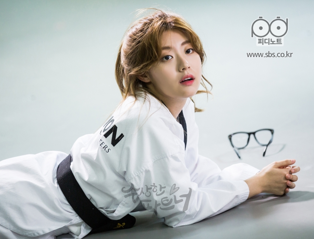 Ngắm loạt hình cute lạc lối của "người yêu" vừa đẹp lại vừa "thơm" của Ji Chang Wook