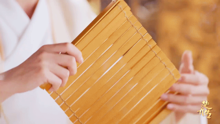 Ngoài khuôn mặt, bàn tay của 'Nguyệt công tử' Lâm Canh Tân còn khiến fan phát cuồng