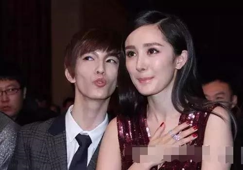 Mặc váy chữ V gợi cảm, Dương Mịch lúng túng giơ tay che ngực