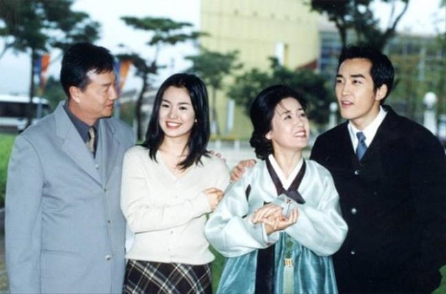 Cuộc sống vương giả của ông hoàng, bà chúa xứ Hàn sau 17 năm đóng 'Trái tim mùa thu' Cuộc sống vương giả của ông hoàng, bà chúa xứ Hàn sau 17 năm đóng 'Trái tim mùa thu'