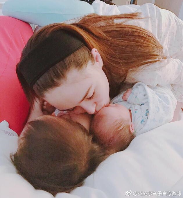 Châu Kiệt Luân hạnh phúc thông báo tin con trai chào đời
