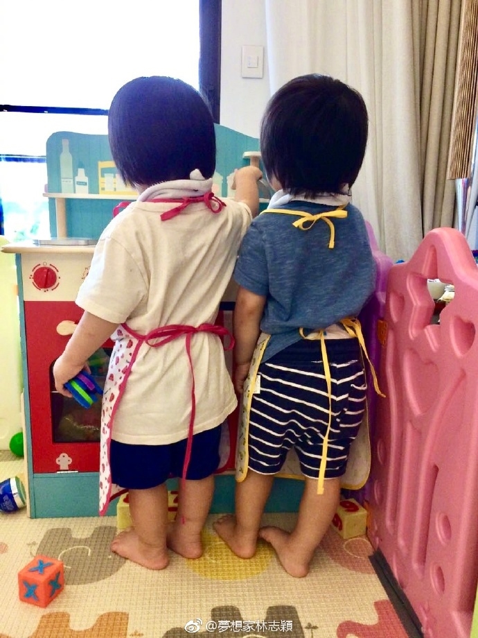 Lâm Chí Dĩnh không nỡ rời nhà vì cặp sinh đôi quá đáng yêu