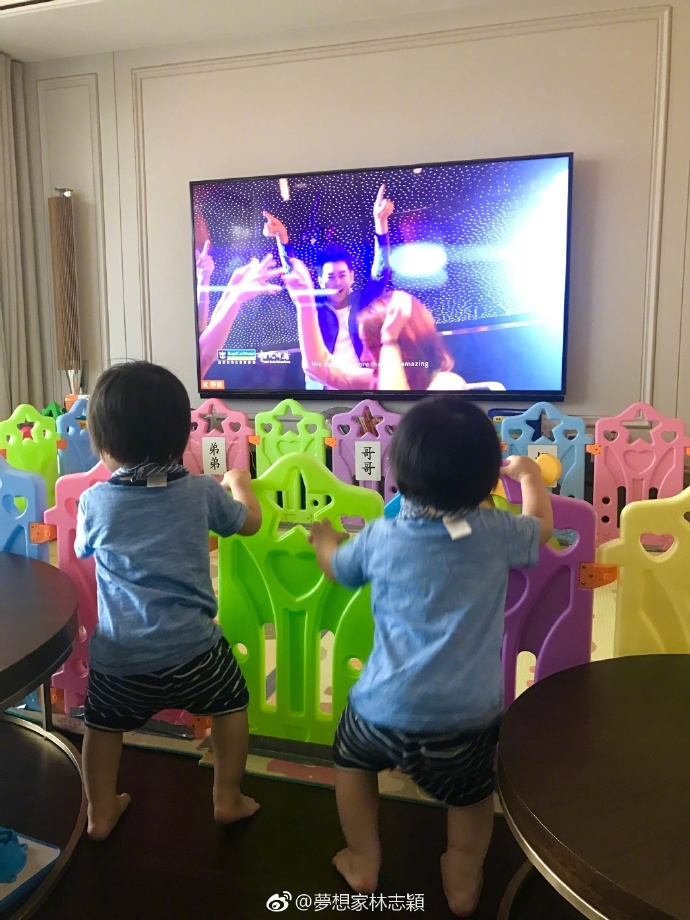 Lâm Chí Dĩnh không nỡ rời nhà vì cặp sinh đôi quá đáng yêu