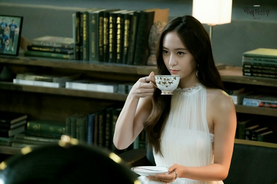 'Nữ thần' Krystal quyến rũ hút hồn trong họp báo 'Cô Dâu Thủy Thần'