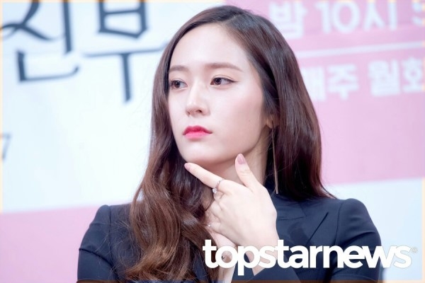 'Nữ thần' Krystal quyến rũ hút hồn trong họp báo 'Cô Dâu Thủy Thần'