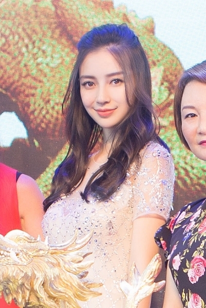 AngelaBaby đẹp lộng lẫy như công chúa sau scandal hút thuốc