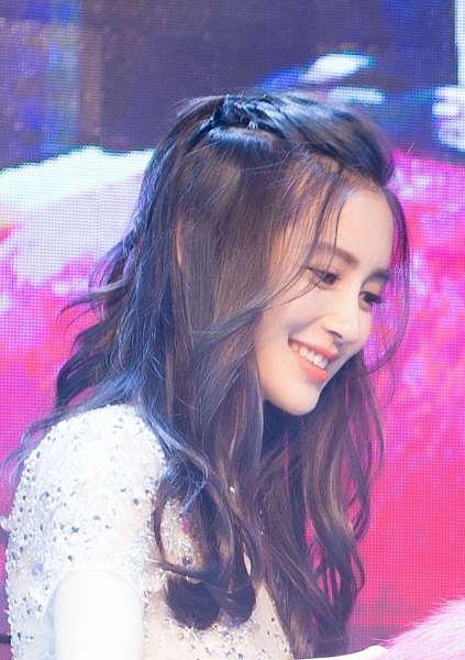 AngelaBaby đẹp lộng lẫy như công chúa sau scandal hút thuốc