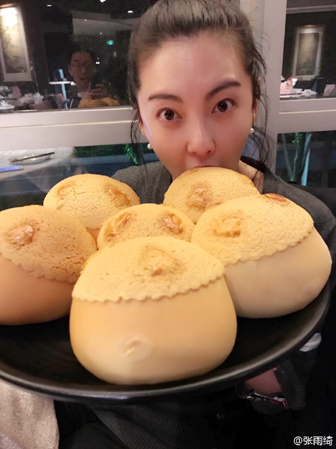 Người đẹp Mỹ Nhân Ngư - Trương Vũ Kỳ tung ảnh cưới để thông báo tin mang thai