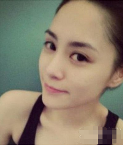 Chẳng cần phấn son, Chung Hân Đồng vẫn gây bão vì đẹp hơn cả lúc trang điểm