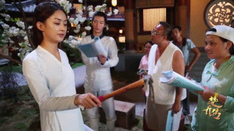 Chết cười với hậu trường 'Sở Kiều truyện': Bị tên bắn đầy người vẫn vui vẻ ăn dưa hấu
