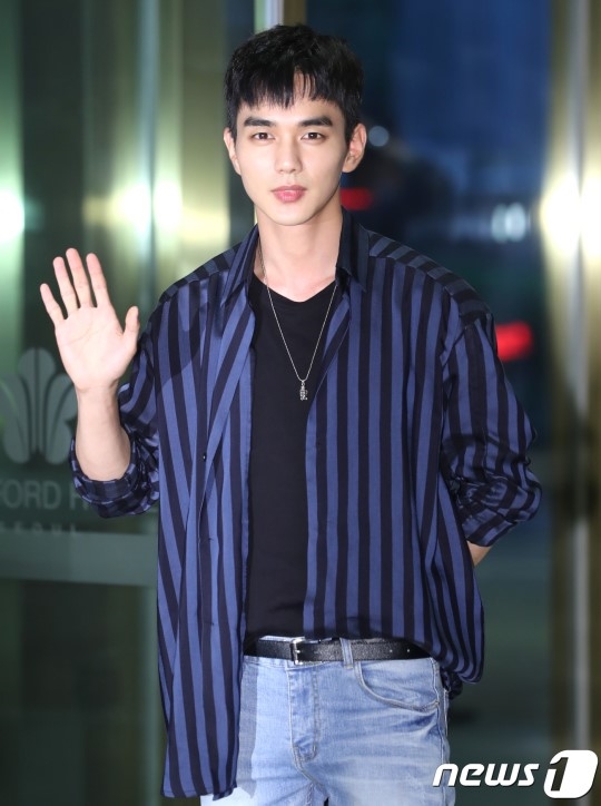 Yoo Seung Ho - Kim So Hyun tươi như hoa trong tiệc đóng máy 'Ruler: Master of the Mask'