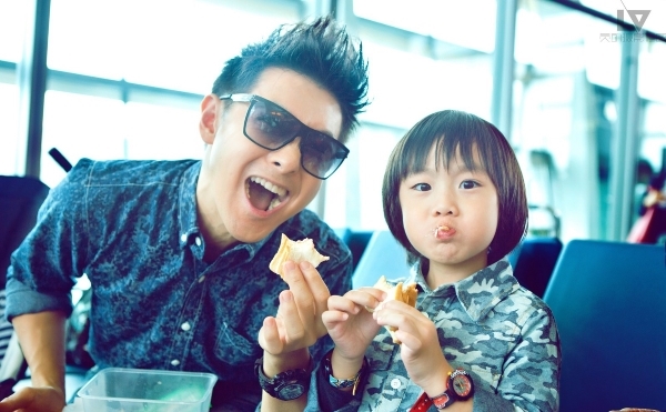 Chao đảo vì gia đình 4 chàng trai giống nhau như đổ khuôn của Lâm Chí Dĩnh