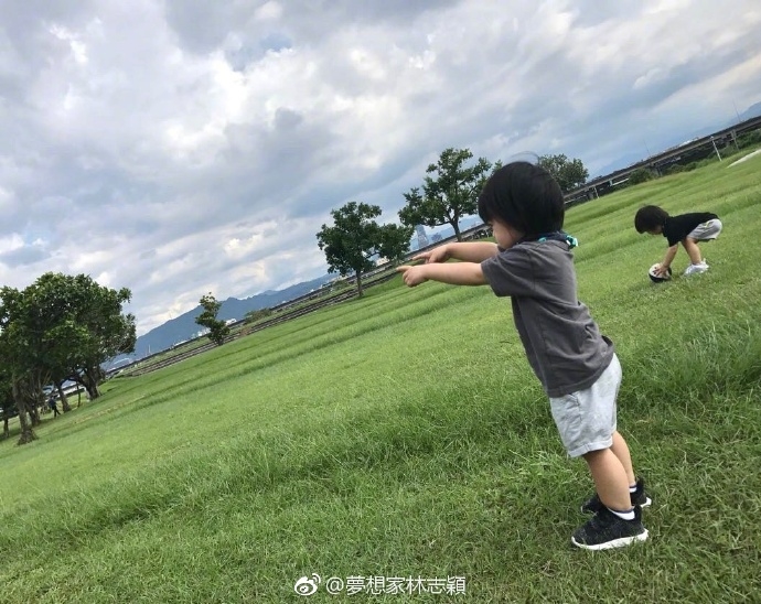 Chao đảo vì gia đình 4 chàng trai giống nhau như đổ khuôn của Lâm Chí Dĩnh