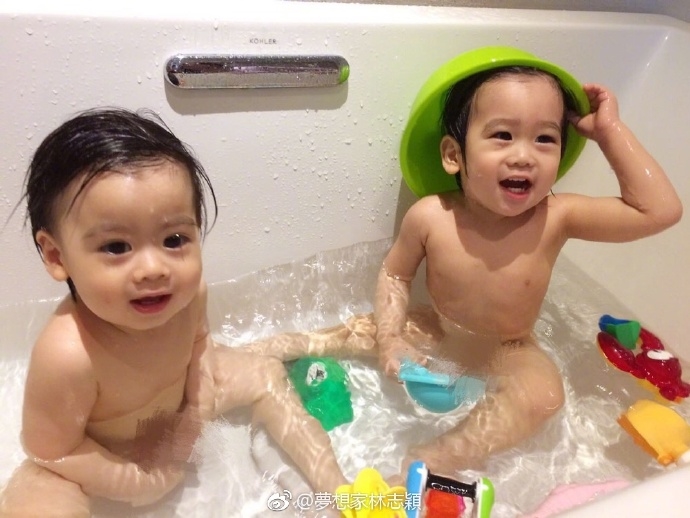 Chao đảo vì gia đình 4 chàng trai giống nhau như đổ khuôn của Lâm Chí Dĩnh