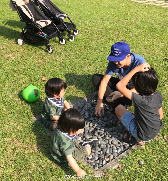 Chao đảo vì gia đình 4 chàng trai giống nhau như đổ khuôn của Lâm Chí Dĩnh