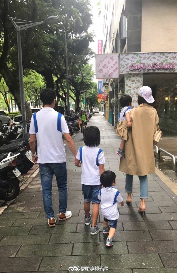 Chao đảo vì gia đình 4 chàng trai giống nhau như đổ khuôn của Lâm Chí Dĩnh
