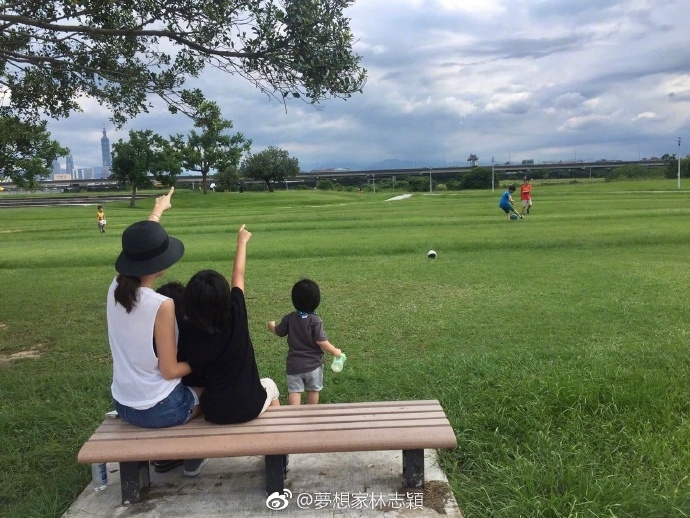 Chao đảo vì gia đình 4 chàng trai giống nhau như đổ khuôn của Lâm Chí Dĩnh