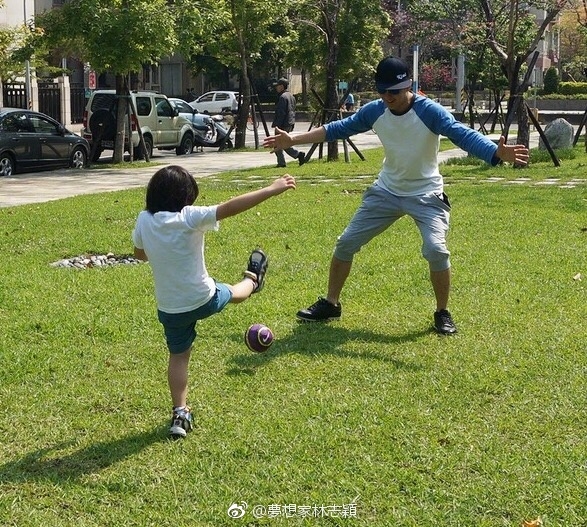 Chao đảo vì gia đình 4 chàng trai giống nhau như đổ khuôn của Lâm Chí Dĩnh