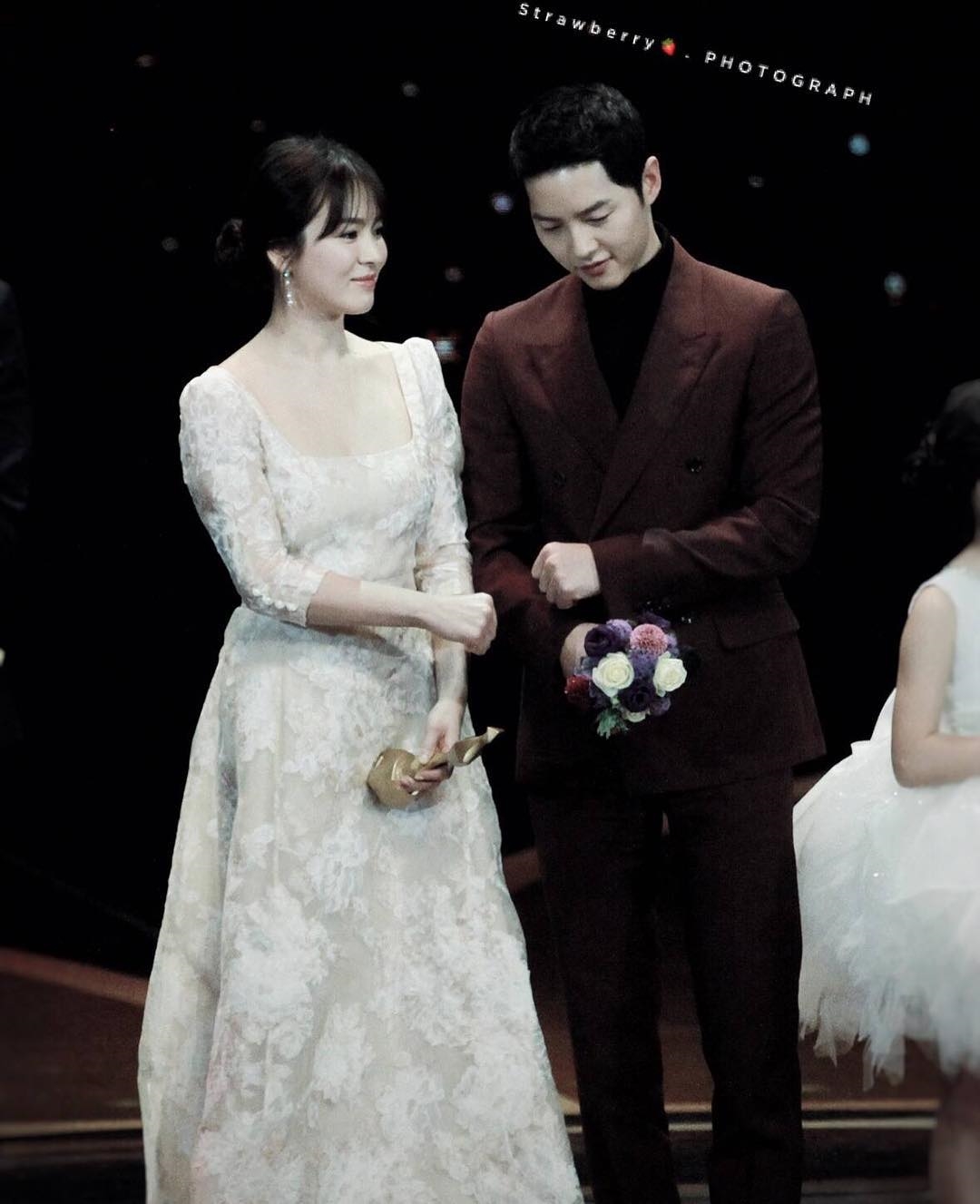 Song Joong Ki và Song Hye Kyo cùng gửi tâm thư cho fan về chuyện kết hôn