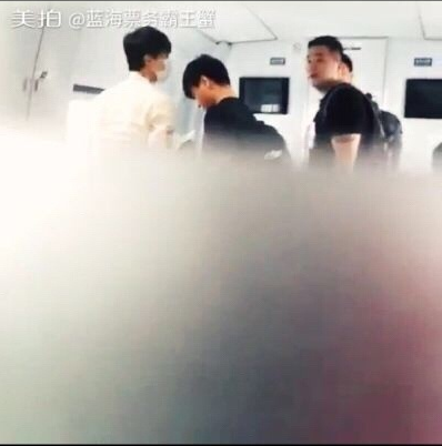 Fan xót xa vì 3 chàng trai TFBoys đứng tàu suốt 6 tiếng và bắt taxi để dự họp báo
