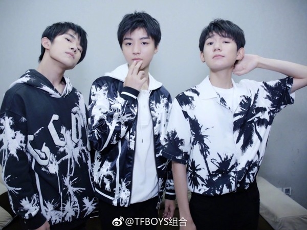 Fan xót xa vì 3 chàng trai TFBoys đứng tàu suốt 6 tiếng và bắt taxi để dự họp báo