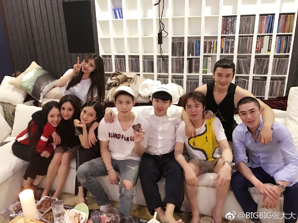 Hội bố mẹ bỉm sữa hot nhất Cbiz tụ tập karaoke, Dương Mịch và AngelaBaby tranh thủ đọ sắc