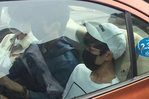 Fan xót xa vì 3 chàng trai TFBoys đứng tàu suốt 6 tiếng và bắt taxi để dự họp báo