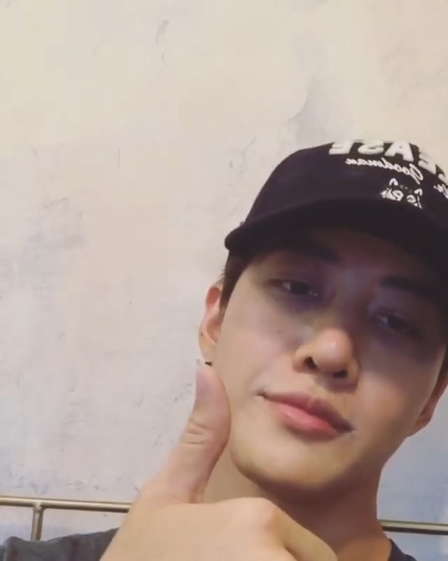 Fan 'Aomike' lại dậy sóng khi Mike đến và quay clip lầy lội ủng hộ cửa hàng bánh của Aom
