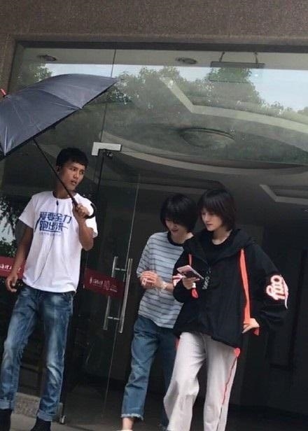 Fan quáng mắt vì Trịnh Sảng đưa theo diễn viên đóng thế đi tham gia sự kiện
