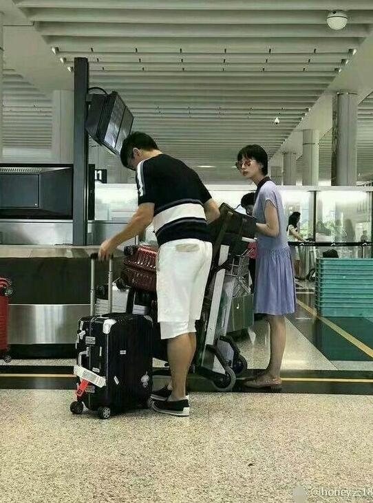 Ngô Kỳ Long và Lưu Thi Thi hạnh phúc ở sân bay