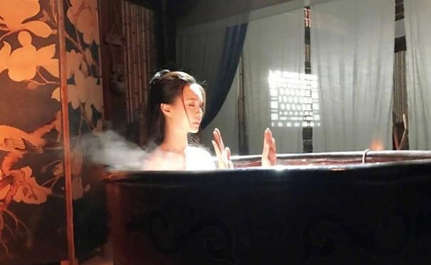 Cười nghiêng ngã với những cảnh hậu trường 'diễn sâu' của dàn sao Hoa ngữ