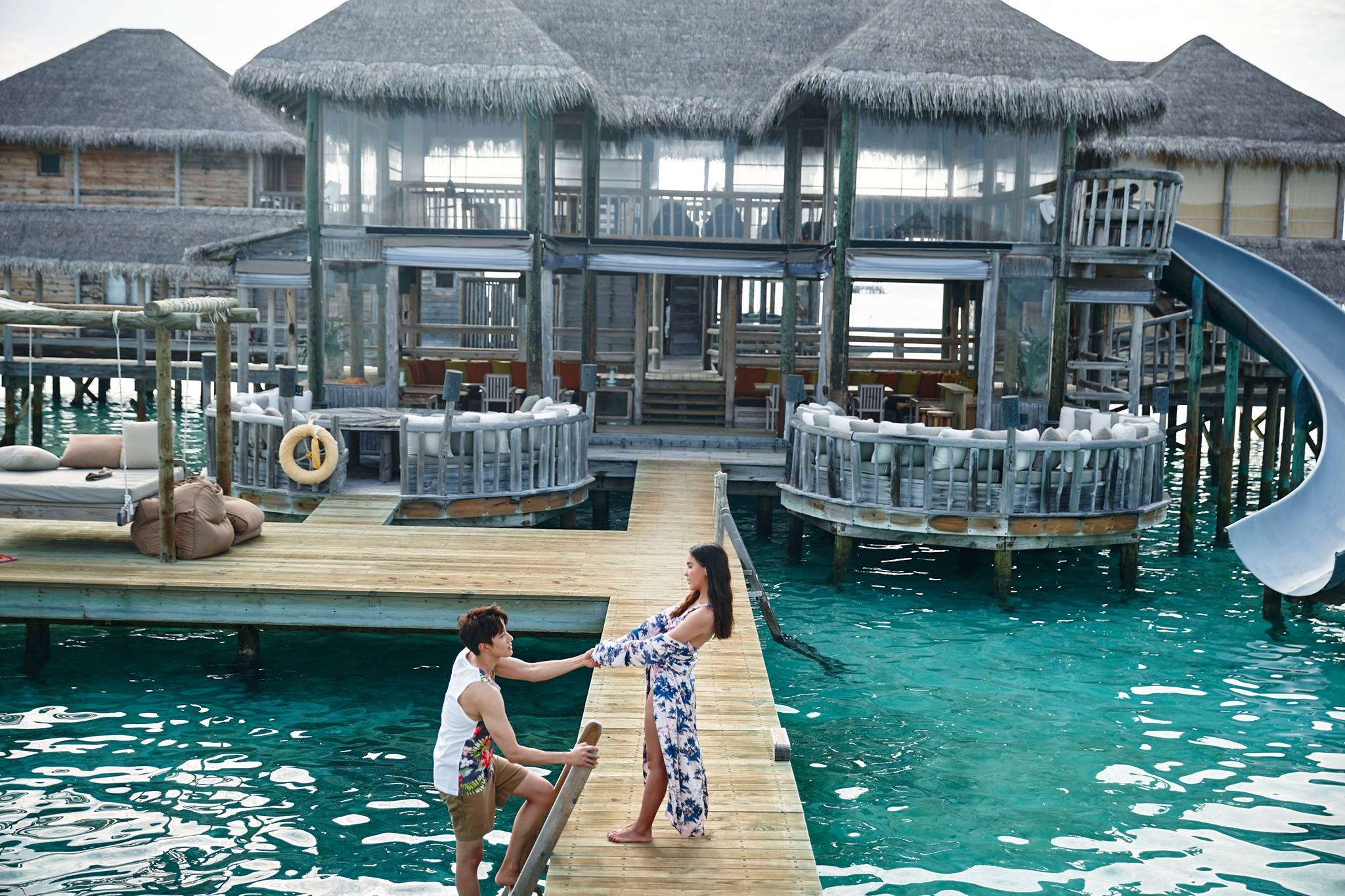 Fan lại rần rần khi lộ ra một số hình Aomike tình bể bình trong photobook đầu tiên