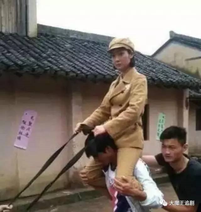 Cười nghiêng ngã với những cảnh hậu trường 'diễn sâu' của dàn sao Hoa ngữ