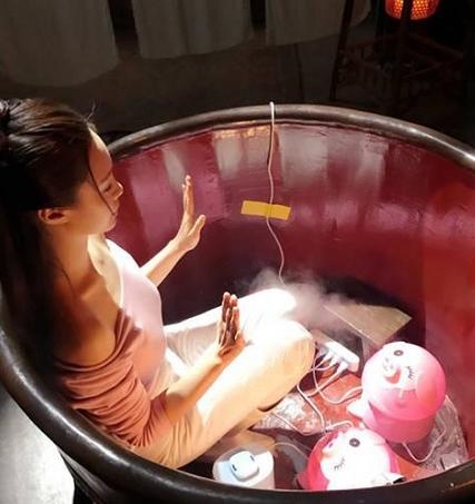 Cười nghiêng ngã với những cảnh hậu trường 'diễn sâu' của dàn sao Hoa ngữ