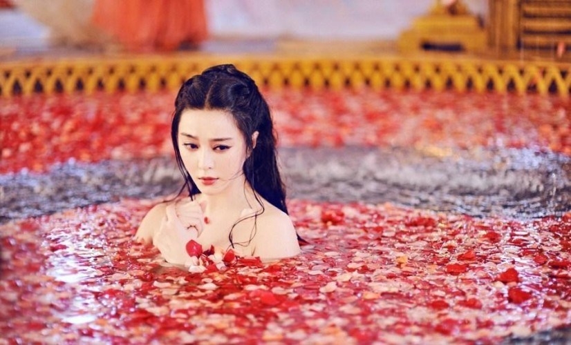 Cười nghiêng ngã với những cảnh hậu trường 'diễn sâu' của dàn sao Hoa ngữ
