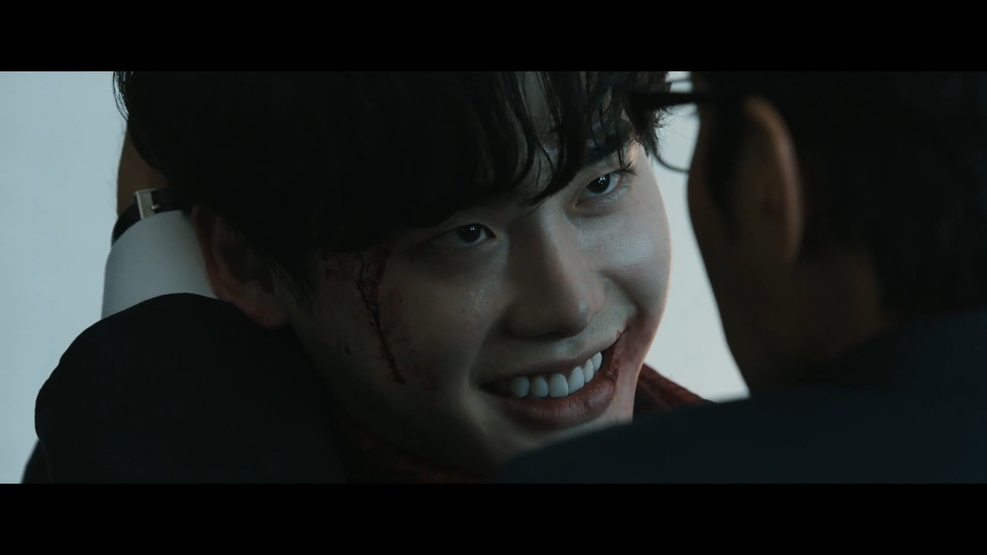 Chưa làm 'công tố viên' trên màn ảnh nhỏ, Lee Jong Suk đã hóa 'tội phạm' đáng sợ trên màn ảnh rộng