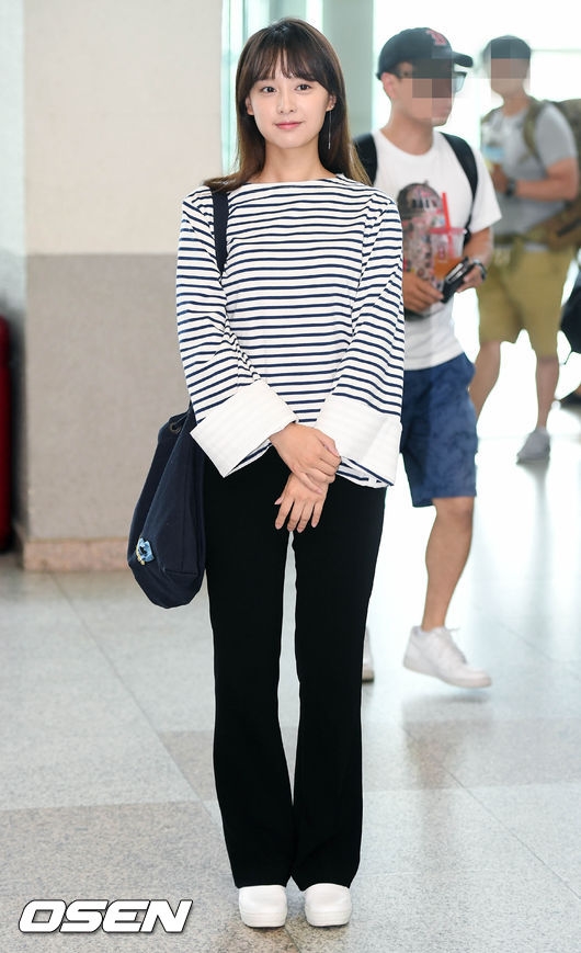 Kim Ji Won - Park Seo Joon rạng rỡ tại sân bay, cùng đoàn phim 'Fight My Way' đi Jeju du lịch