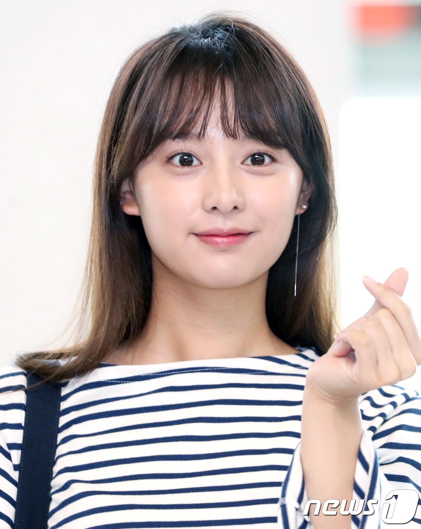 Kim Ji Won - Park Seo Joon rạng rỡ tại sân bay, cùng đoàn phim 'Fight My Way' đi Jeju du lịch