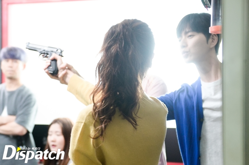 Ngắm loạt ảnh cực yêu của Park Hae Jin - Oh Yeon Seo trên phim trường movie 'Cheese In The Trap'