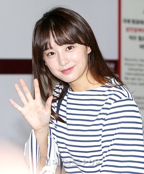 Kim Ji Won - Park Seo Joon rạng rỡ tại sân bay, cùng đoàn phim 'Fight My Way' đi Jeju du lịch