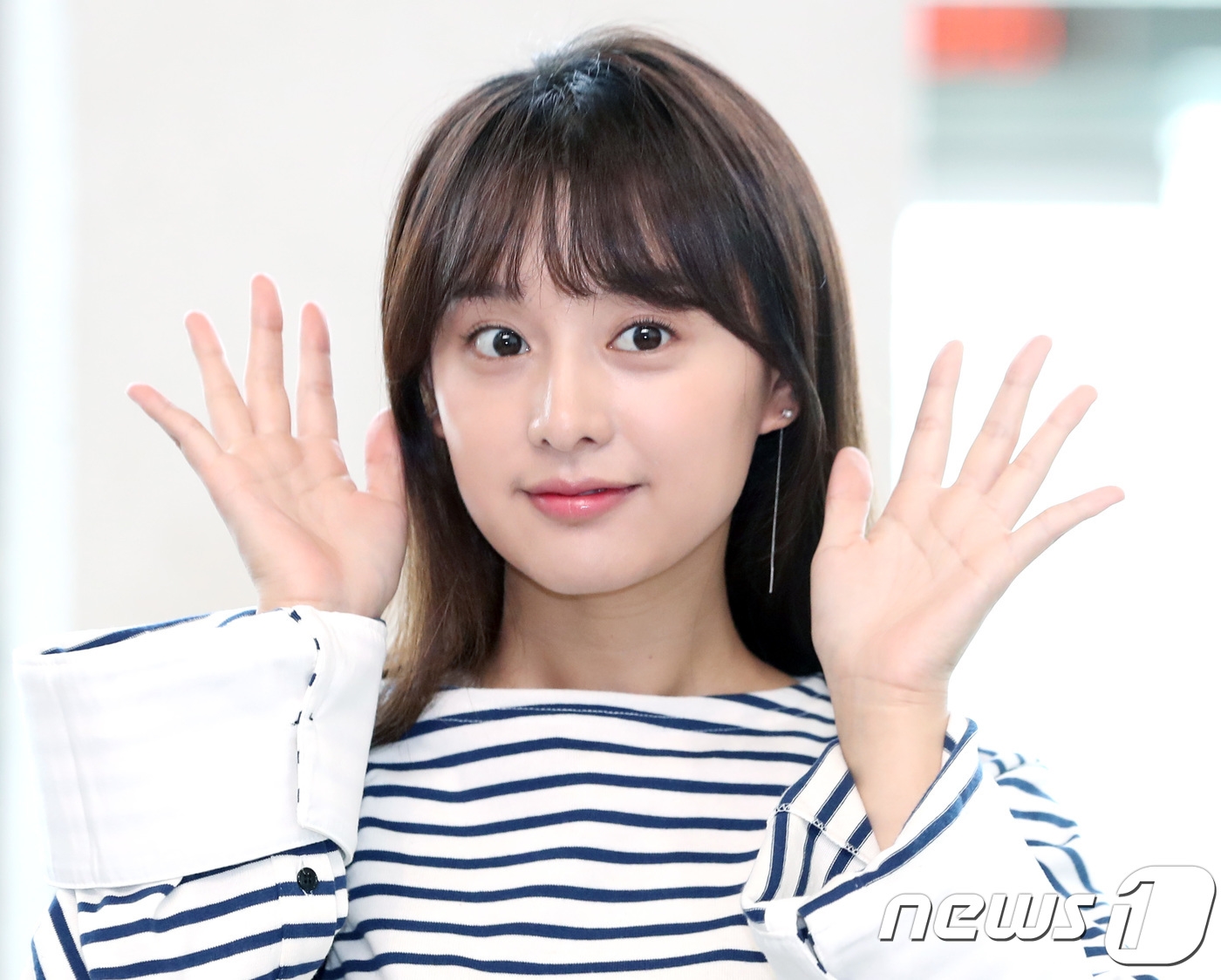 Kim Ji Won - Park Seo Joon rạng rỡ tại sân bay, cùng đoàn phim 'Fight My Way' đi Jeju du lịch