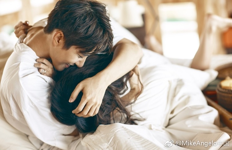 Bất chấp Aom khẳng định chỉ coi Mike là bạn, loạt ảnh Aomike vẫn làm chao đảo vì 'tình hơn hình cưới'