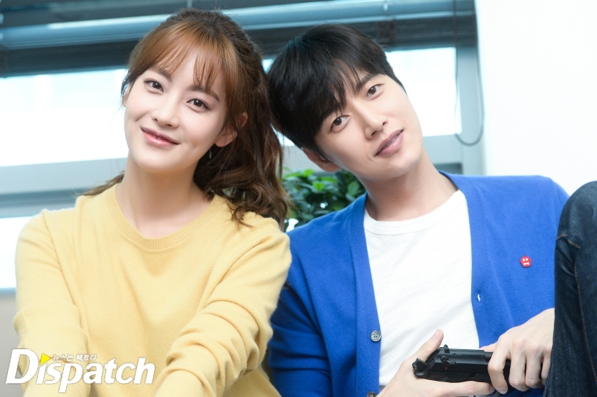 Ngắm loạt ảnh cực yêu của Park Hae Jin - Oh Yeon Seo trên phim trường movie 'Cheese In The Trap'