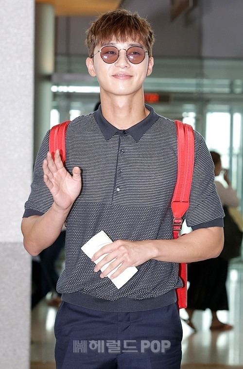 Kim Ji Won - Park Seo Joon rạng rỡ tại sân bay, cùng đoàn phim 'Fight My Way' đi Jeju du lịch