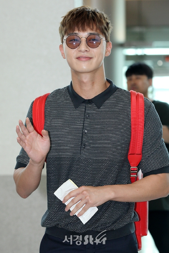 Kim Ji Won - Park Seo Joon rạng rỡ tại sân bay, cùng đoàn phim 'Fight My Way' đi Jeju du lịch
