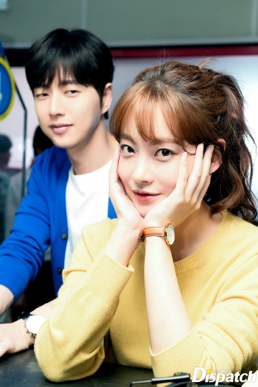 Ngắm loạt ảnh cực yêu của Park Hae Jin - Oh Yeon Seo trên phim trường movie 'Cheese In The Trap'