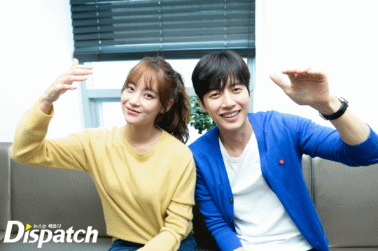 Ngắm loạt ảnh cực yêu của Park Hae Jin - Oh Yeon Seo trên phim trường movie 'Cheese In The Trap'