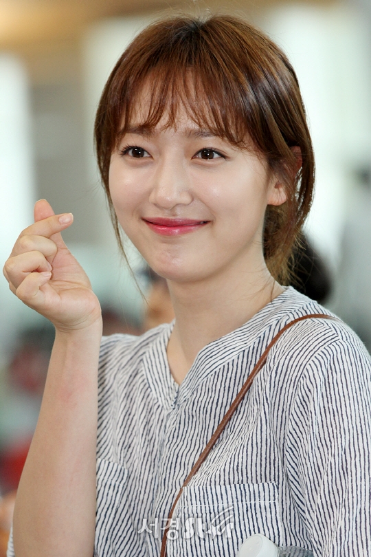 Kim Ji Won - Park Seo Joon rạng rỡ tại sân bay, cùng đoàn phim 'Fight My Way' đi Jeju du lịch